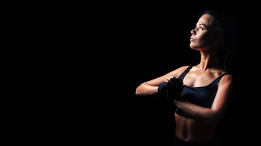 Seksi atletik spor kadını. Siyah arkaplan