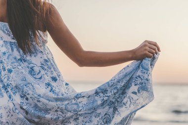 Genç bir kadın sahilde dinleniyor. Tatil konsepti. Akıl sağlığı, dinlenme.