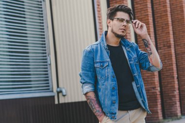 Sokakta poz veren genç yakışıklı adam..