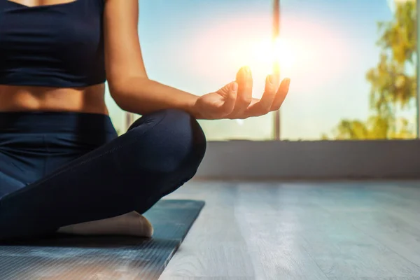 Een Jonge Blanke Vrouw Die Yoga Doet Een Fitnessstudio Gezond — Stockfoto