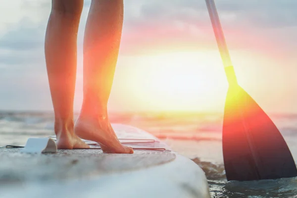 Wanita Muda Seksi Surfer Berdiri Papan Sup Nya Dengan Dayung — Stok Foto