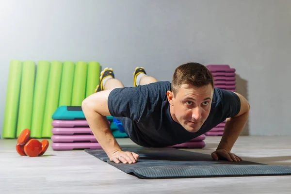 Junger Kaukasier Macht Liegestütze Auf Einer Trittplattform Fitnessstudio Gesunder Lebensstil — Stockfoto