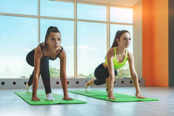 Jóvenes Mujeres Caucásicas Estirándose Gimnasio Concepto Estilo Vida Saludable — Foto de Stock