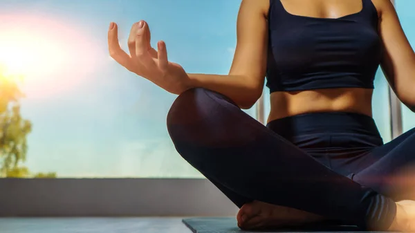 Ung Kaukasisk Kvinna Som Gör Yoga Fitnessstudio Friska Livsstil Koncept — Stockfoto