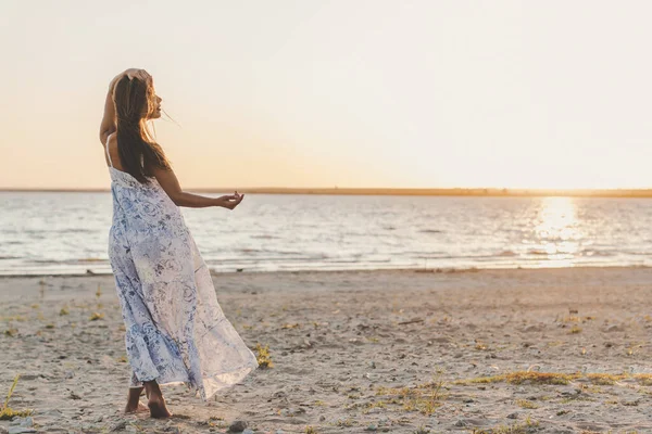 Genç ve mutlu seksi kadın sahilde dinleniyor. Tatil konsepti. Akıl sağlığı, dinlenme