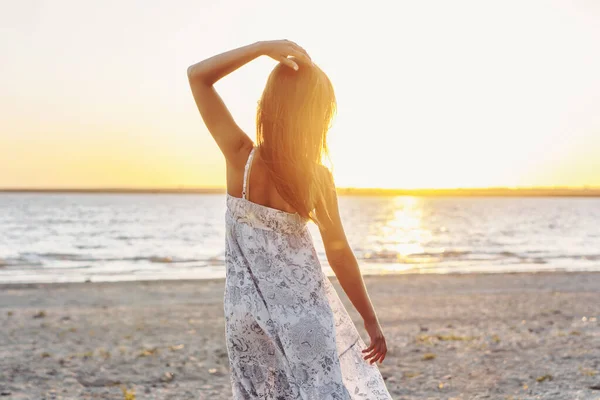 Genç ve mutlu seksi kadın sahilde dinleniyor. Tatil konsepti. Akıl sağlığı, dinlenme