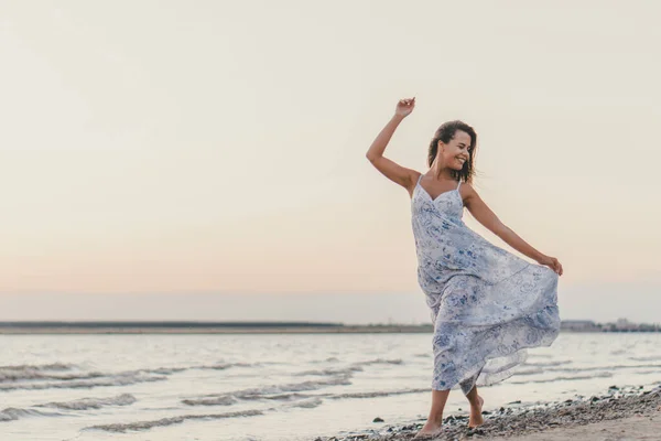 Genç ve mutlu seksi kadın sahilde dinleniyor. Tatil konsepti. Akıl sağlığı, dinlenme