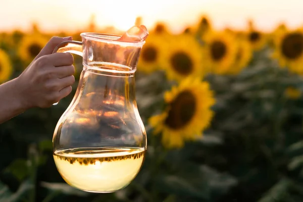 Sonnenblumenöl Krug Auf Sonnenblumenfeld Hintergrund — Stockfoto