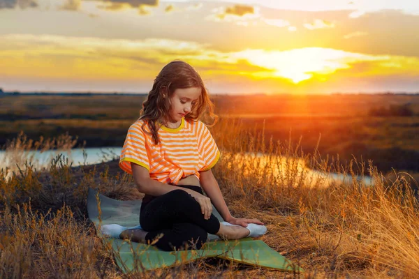 Молодая Девочка Занимающаяся Йогой Открытом Воздухе Закате — стоковое фото
