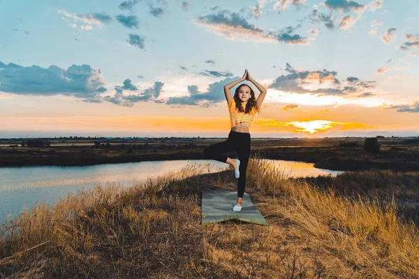 Jong Meisje Kid Het Maken Van Yoga Buiten Een Zonsondergang — Stockfoto