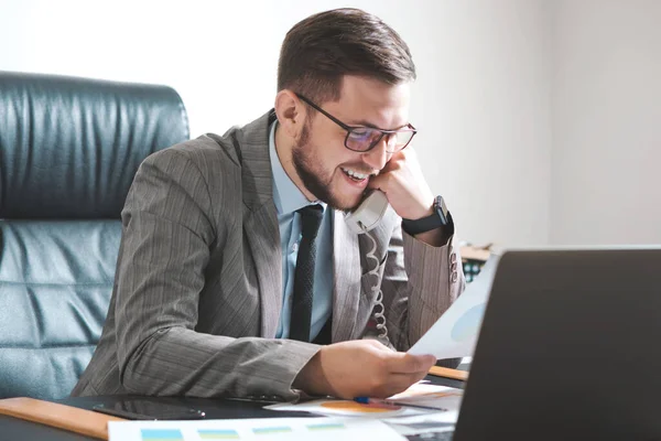 Ung Affärsman Glasögon Pratar Med Telefonen Sitt Personliga Kontor — Stockfoto