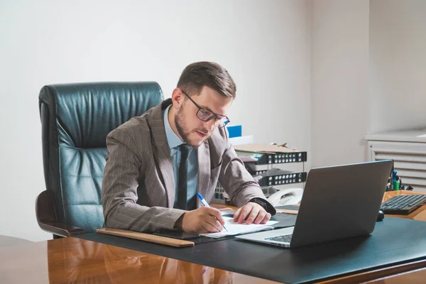 Joven Hombre Negocios Gafas Firmando Documentos Oficina Personal — Foto de Stock