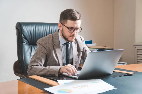 Joven Hombre Negocios Con Gafas Trabajando Portátil Oficina Personal — Foto de Stock