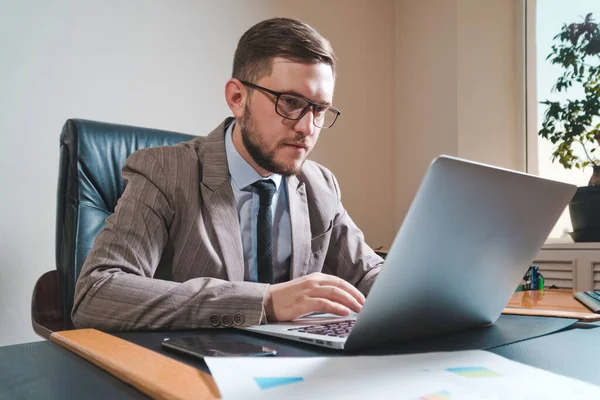 Jovem Empresário Óculos Trabalhando Laptop Seu Escritório Pessoal — Fotografia de Stock