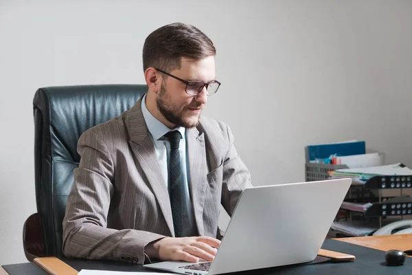 Joven Hombre Negocios Con Gafas Trabajando Portátil Oficina Personal — Foto de Stock