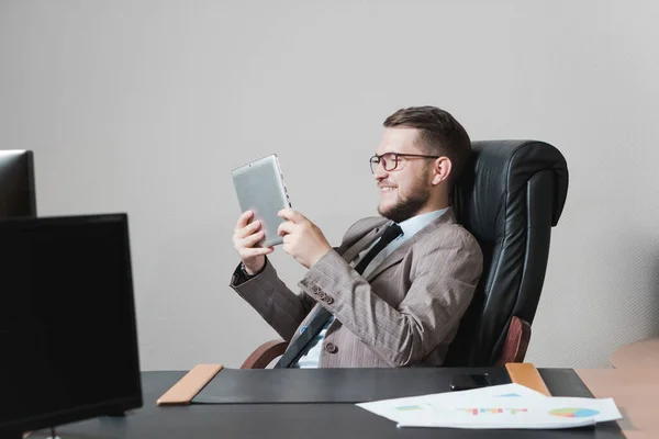 Joven Hombre Negocios Gafas Trabajando Una Tableta Oficina Personal — Foto de Stock