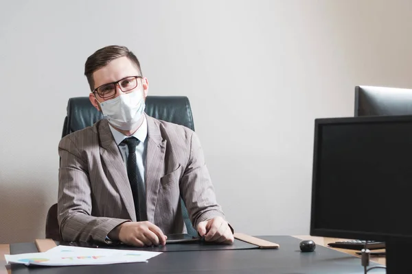 Retrato Jovem Empresário Óculos Máscara Facial Seu Escritório Pessoal Negócios — Fotografia de Stock