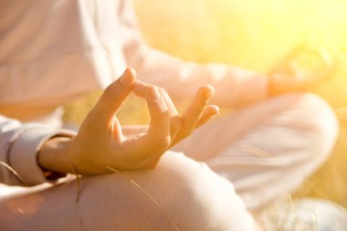 Sarı tarlada yoga yapan hoş bir kadın. Bakım kavramı