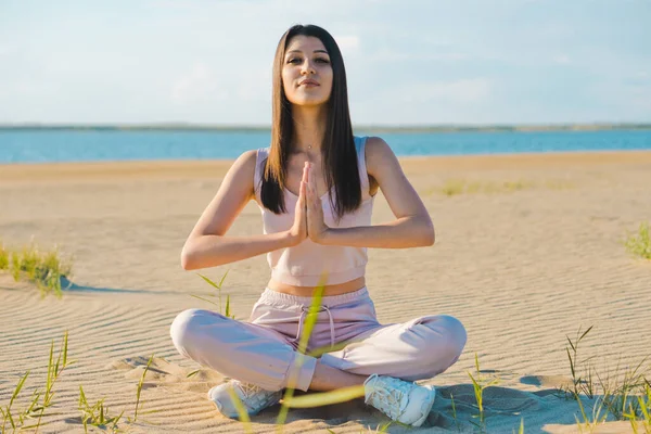 Trevlig Kvinna Ros Träningsoverall Gör Yoga Stranden — Stockfoto