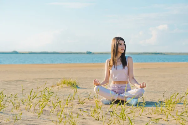 Trevlig Kvinna Ros Träningsoverall Gör Yoga Stranden — Stockfoto