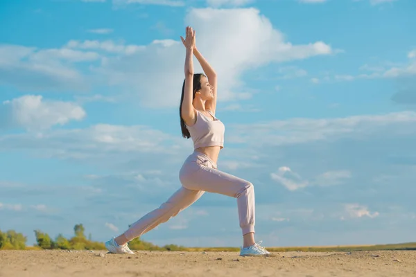 Trevlig Kvinna Ros Träningsoverall Gör Yoga Stranden — Stockfoto