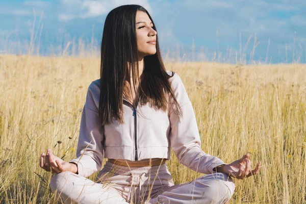 Jonge Aardige Vrouw Die Yoga Doet Het Gele Veld Verzorgingsconcept — Stockfoto