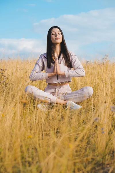 Jonge Aardige Vrouw Die Yoga Doet Het Gele Veld Verzorgingsconcept — Stockfoto