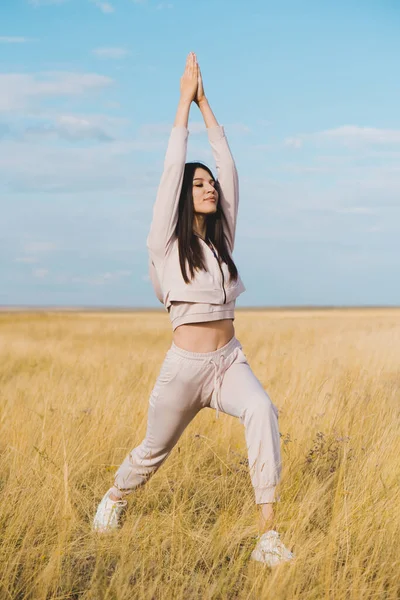 Jonge Aardige Vrouw Die Yoga Doet Het Gele Veld Verzorgingsconcept — Stockfoto