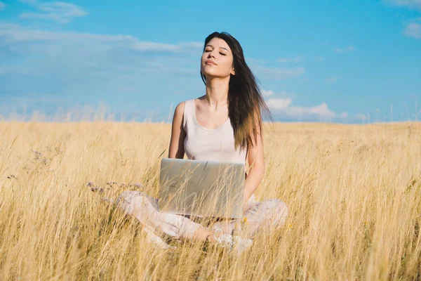Junge Nette Frau Arbeitet Einem Laptop Gelbem Feld Arbeiten Naturkonzept — Stockfoto