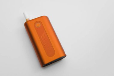 Beyaz arka planda çubuğu olan ısı yakmayan ürün. Alternatif sigara içme kavramı.