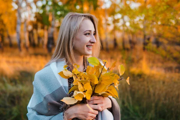 Junge Schöne Frau Langen Mantel Mit Gelben Blättern Sonnt Sich — Stockfoto