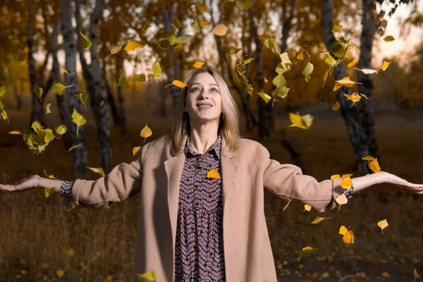 Junge Schöne Frau Langen Mantel Wirft Blätter Den Herbstwald — Stockfoto