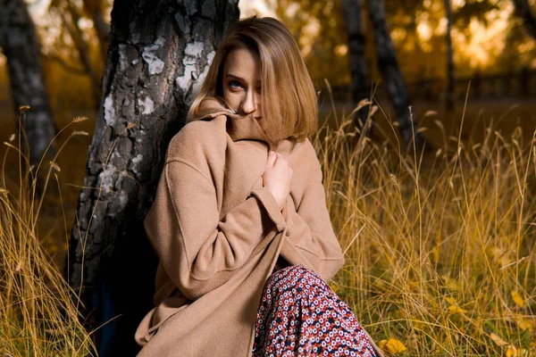 Junge Schöne Frau Sitzt Auf Dem Boden Und Bedeckt Sich — Stockfoto