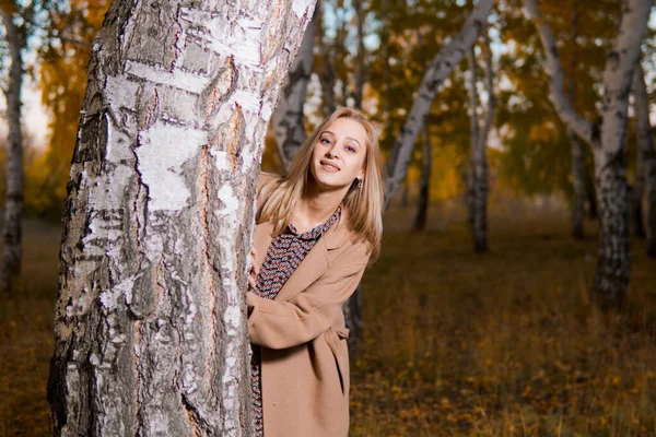 Junge Schöne Frau Langen Mantel Lugt Hinter Einem Baum Herbstwald — Stockfoto