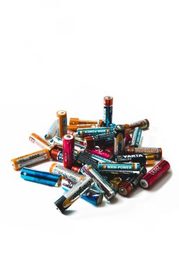 KAZAKHSTAN-OCTOBER 5, 2020: beyaz arka planda kullanılmış piller yığını. İzole edilmiş.