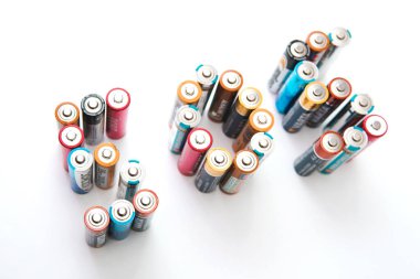 KAZAKHSTAN-OCTOBER 5, 2020: SOS kelime beyaz arka planda kullanılan birkaç batarya yapılmış. İzole edilmiş.