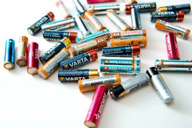 KAZAKHSTAN-OCTOBER 5, 2020: beyaz arka planda kullanılmış piller yığını. İzole edilmiş.