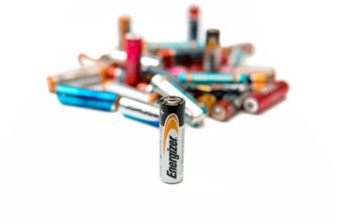 KAZAKHSTAN-OCTOBER 5, 2020: Beyaz zemin üzerinde kullanılmış piller ve enerji pilleri yığını. İzole edilmiş.