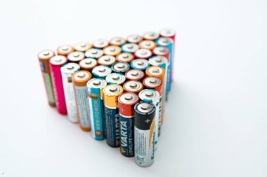 KAZAKHSTAN-OCTOBER 5, 2020: Beyaz arkaplanda üçgen şeklinde birkaç pil kullanılmış. İzole edilmiş.