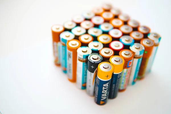 Kazakhstan Oktober 2020 Mehrere Gebrauchte Batterien Quadratischer Form Auf Weißem lizenzfreie Stockbilder