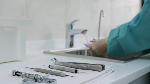 Медицинские инструменты на фоне врачей руки мыть стоматологические инструменты — стоковое видео