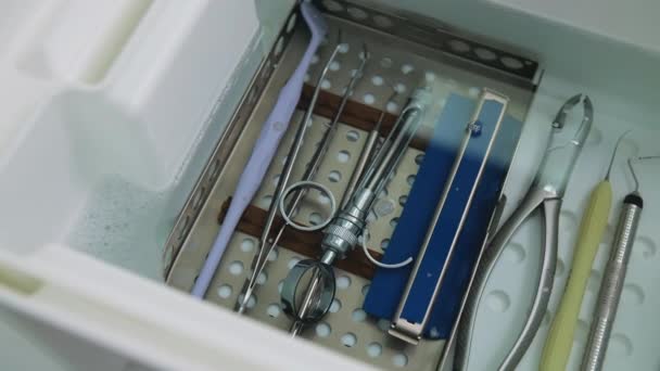 Panning πυροβολισμό των χεριών οδοντίατρος κλείνει το κουτί με ιατρικά όργανα — Αρχείο Βίντεο
