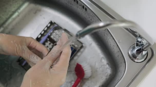 Pohled na ruce techniků myjte stomatologické pinzety pod destilovanou vodou — Stock video