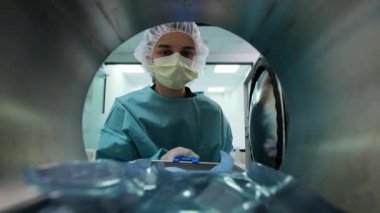 Laboratuvar asistanı otomatik klavyeden diş aletleriyle ambalajlama yapar