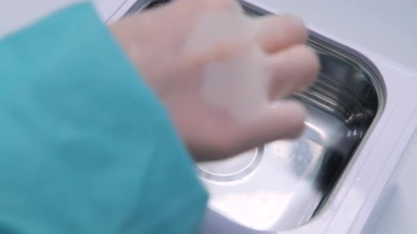 Ultrasone reiniging verwijdert deeltjes door luchtbellen. Schoonmaken tandheelkundig gereedschap — Stockvideo