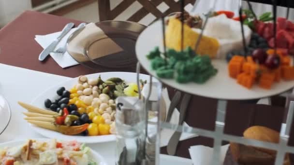 Офіціант кладе салат у кошик з лавашем на поданий стіл у кафе — стокове відео