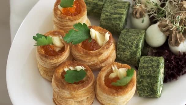 Ovanifrån av smördeg med röd kaviar i den vita plattan med ägg och sallad — Stockvideo