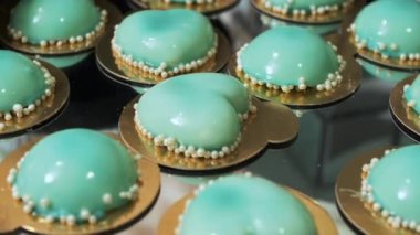 Tatlı çikolata masasında düğün turkuazlı hamur işleri. Kamera hareketlerini kapat