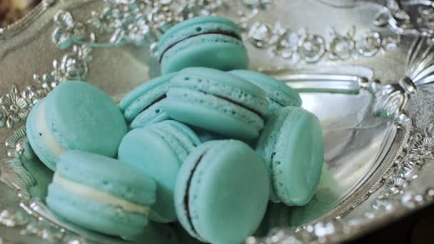 Close-up de biscoitos de amêndoa francesa turquesa macaroons mentira em uma placa de prata — Vídeo de Stock