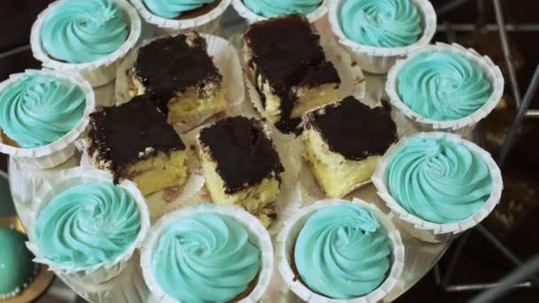 Câmera se move sobre a barra de doces de cheesecakes para cupcakes turquesa — Vídeo de Stock